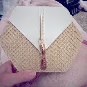 🦋 NWOT-Summer Bag w/Gold Tone Chain